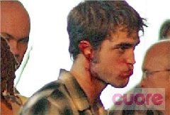 Robert Pattinson con la cara ensangrentada