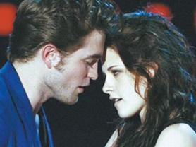 Crepusculo con cinco premios y beso en vivo