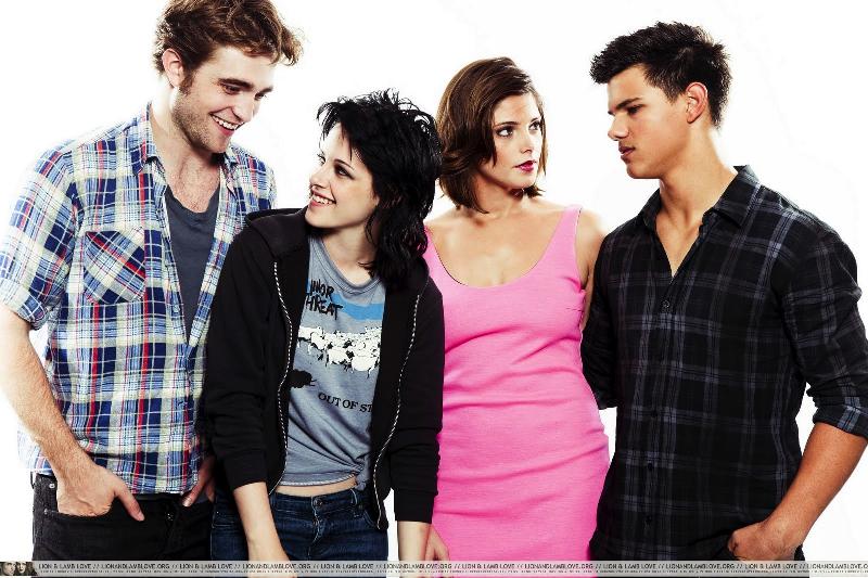 ashley_greene_taylor_lautner_kristen_stewart_robert_pattinson_comic_con_2.jpg