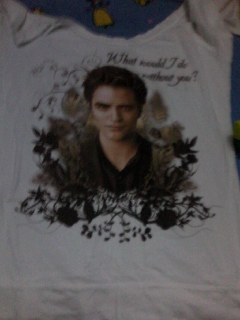 me regalaron una blusa de twilight casi muero :0