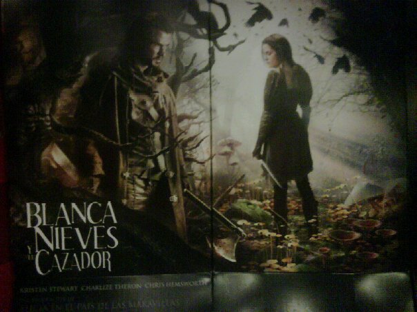 poster de blancanieves y el cazador en Venezuela