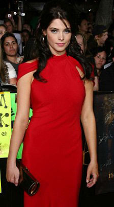 Ashley Greene roba protagonismo a Kristen Stewart en la alfombra roja