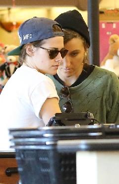 Kristen Stewart se hace el mismo tatuaje con su mejor amiga!