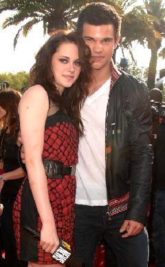 Taylor dice que kristen es buena en el football