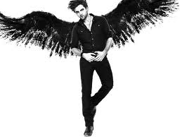 EDWARD CON SUS ALAS NEGRAS