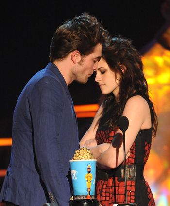 EL CASI BESO DE KRIS Y ROB EN LOS MTV